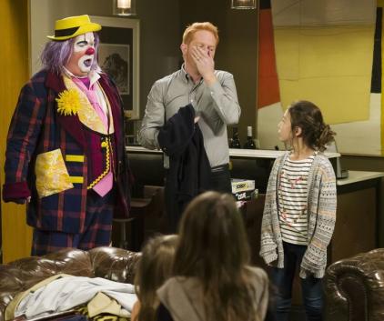 7x14: The Storm Saving-the-party-modern-family